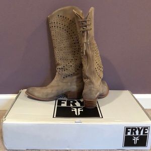 The Frye Company Deborah back lace boots